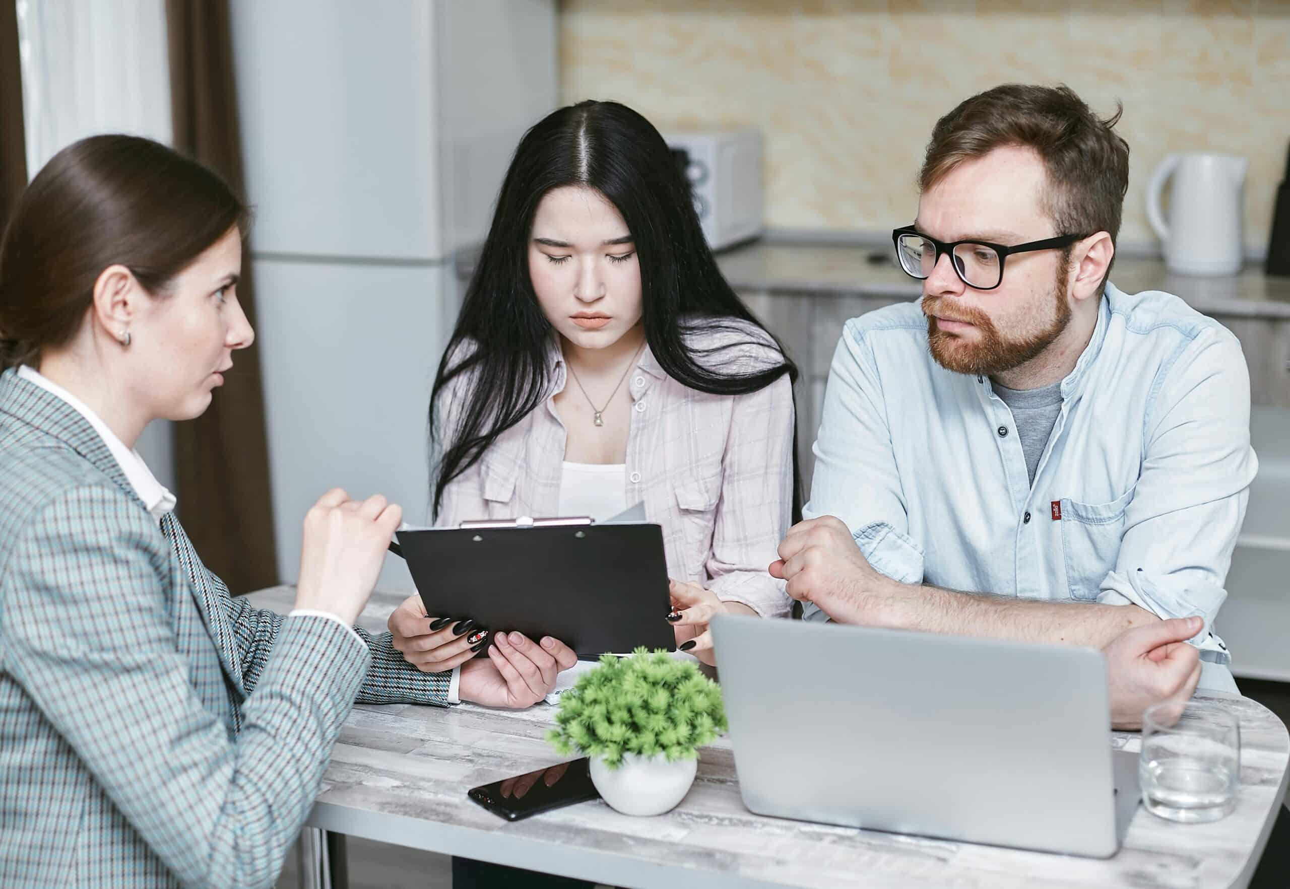 a couple learning fha loans from a mortgage loan originator